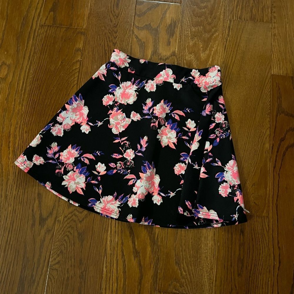 CharlotteΒ Russe size S like new black, neon pink, andβviolet floralβskirt